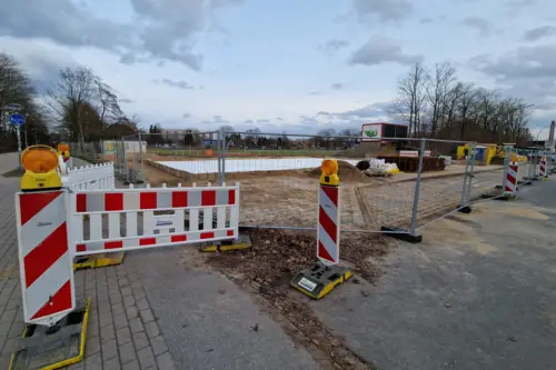 Der Neubau nimmt Gestalt an: Parkplatz- und Straßensperrung vom 13.-17.04.26